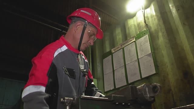 Идеи слесаря-ремонтника ОЭМК Александра Моногарова делают эффективнее производственные процессы смотреть онлайн