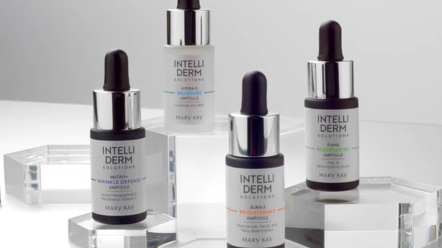 Девушка смотрит видео