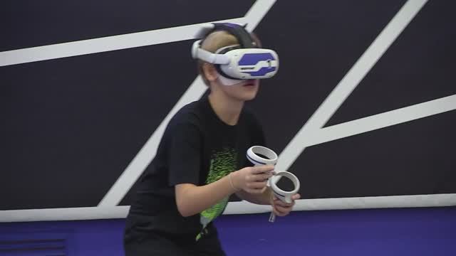 Семейные команды сотрудников ОЭМК и их детей сразились в VR-турнире смотреть онлайн