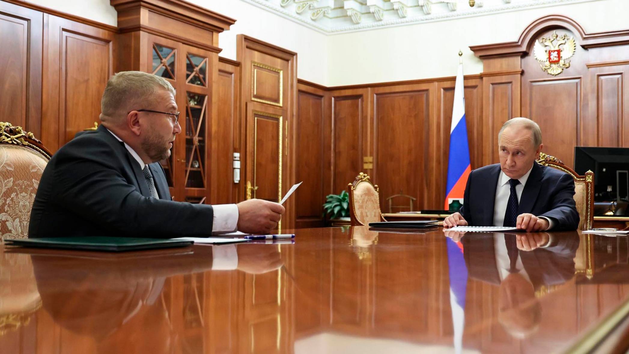 Путин вручил знамя Федеральной таможенной службе
