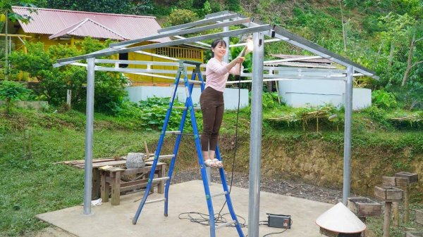 Привариваю железные прутья и столбы, чтобы построить новую хижину полностью из железа.