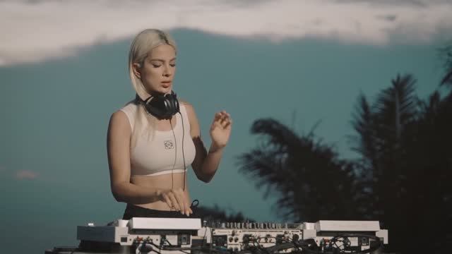 Sherry - Live @ Phuket, Thailand Melodic Techno & Progressive House Mix смотреть онлайн