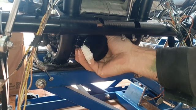 Меняю маслофильтр на мотоцикле Suzuki Intruder 1400 при помощи отвёртки.