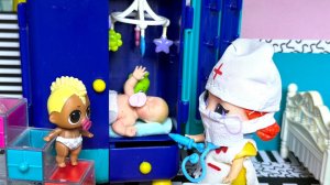СПРЯТАЛ СЕСТРЕНКУ ОТ ДОКТОРА В ШКАФ👶🤣 Куклы ЛОЛ сюрприз семейка Панки и Вики мультики ДАРИНЕЛКА