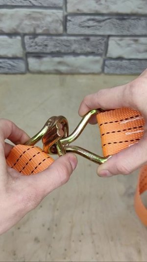 Обязательно запомни эту хитрость! Как легко соединить ремень для крепления груза? #shorts