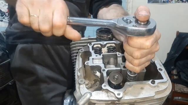 Ремонт Suzuki Intruder 1400 VS. 4ч. Снимаю передний и задний цилиндры.
