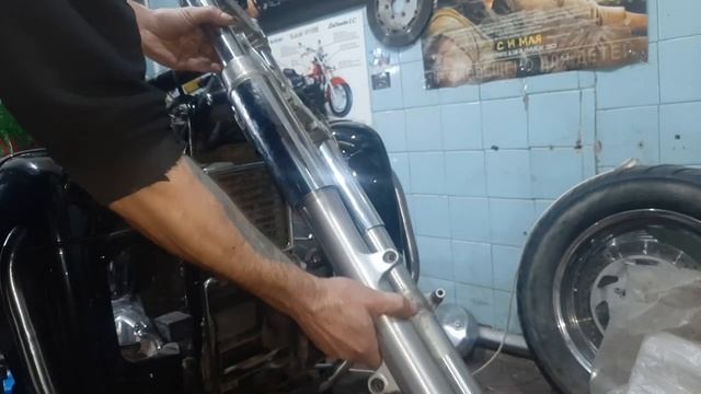 Замена масла в вилке мотоцикла Suzuki Intruder 1500 LC.