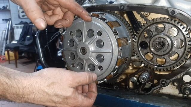 Ремонт Suzuki Intruder 1400 VS. 6ч. Снимаю цепи ГРМ.