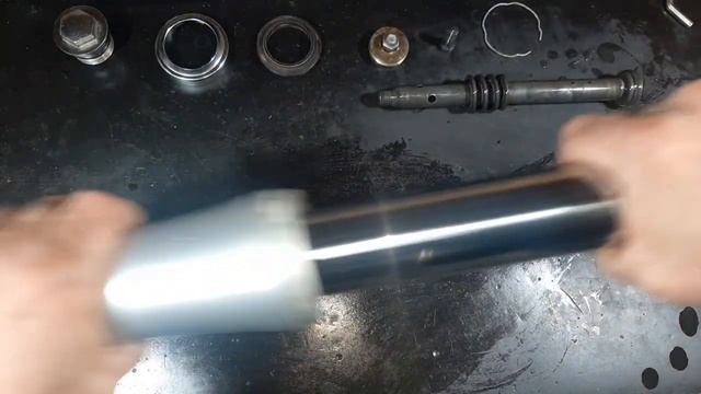 Замена сальника, пыльника на вилке мотоцикла Suzuki Intruder 1400.