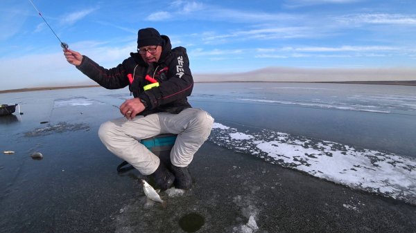 Сорога рвет леску и не хочет идти в лунку .Открытие первого льда эмоции зашкаливают!!! 20 .10. 25г