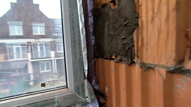 Внутреннее утепление окон в таун-хаусе пароизоляционной лентой.