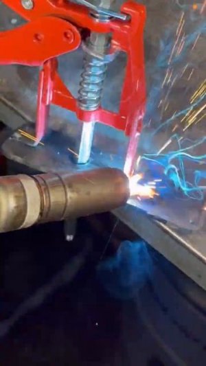 Обратная струбцина сделанная своими руками из пистолета для герметика😎