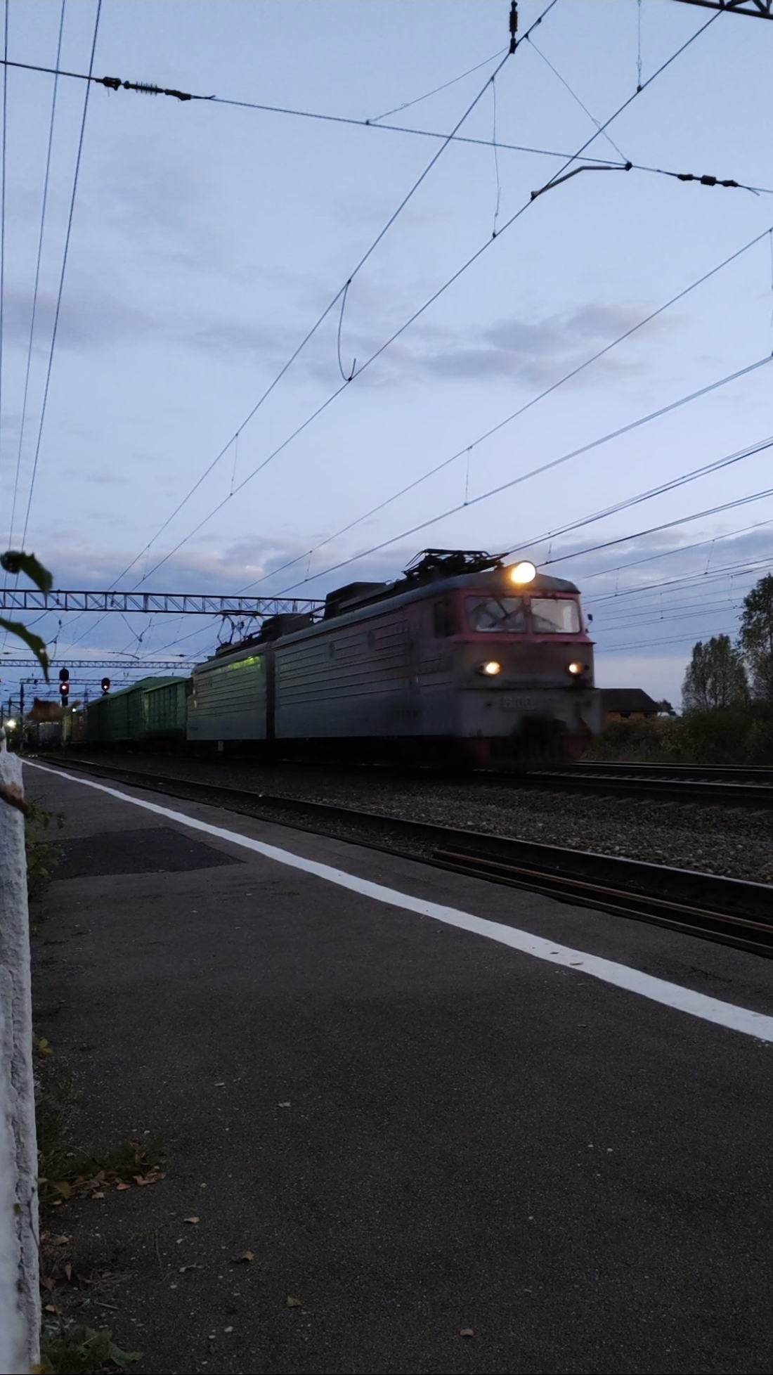 Электровоз ВЛ10у-607#с грузовым поездом#на станции Пожитково#в холодный октябрьский вечер