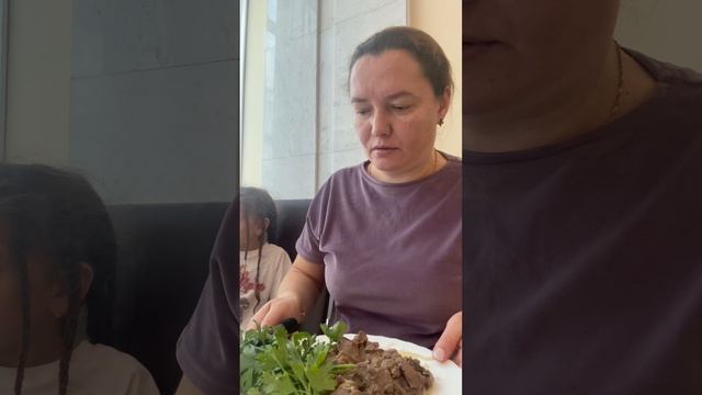 Сливочный грибной суп, спагетти с печенью. Мукбанг смотреть онлайн