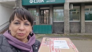 Строительство навеса. Какие новости? Посылка от подруги. Спешу все укрыть. Жизнь в деревне.