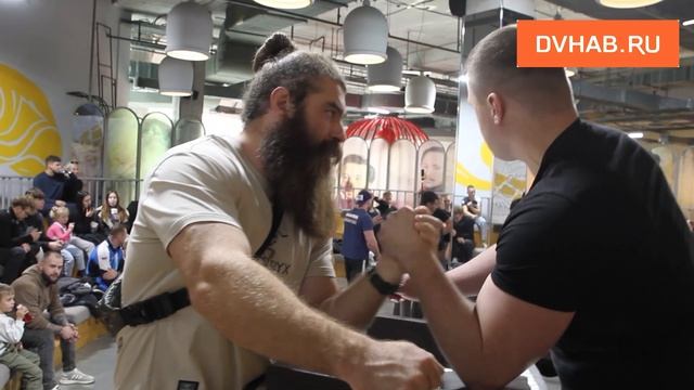 В Хабаровске прошли Дальневосточные соревнования по армрестлингу смотреть онлайн