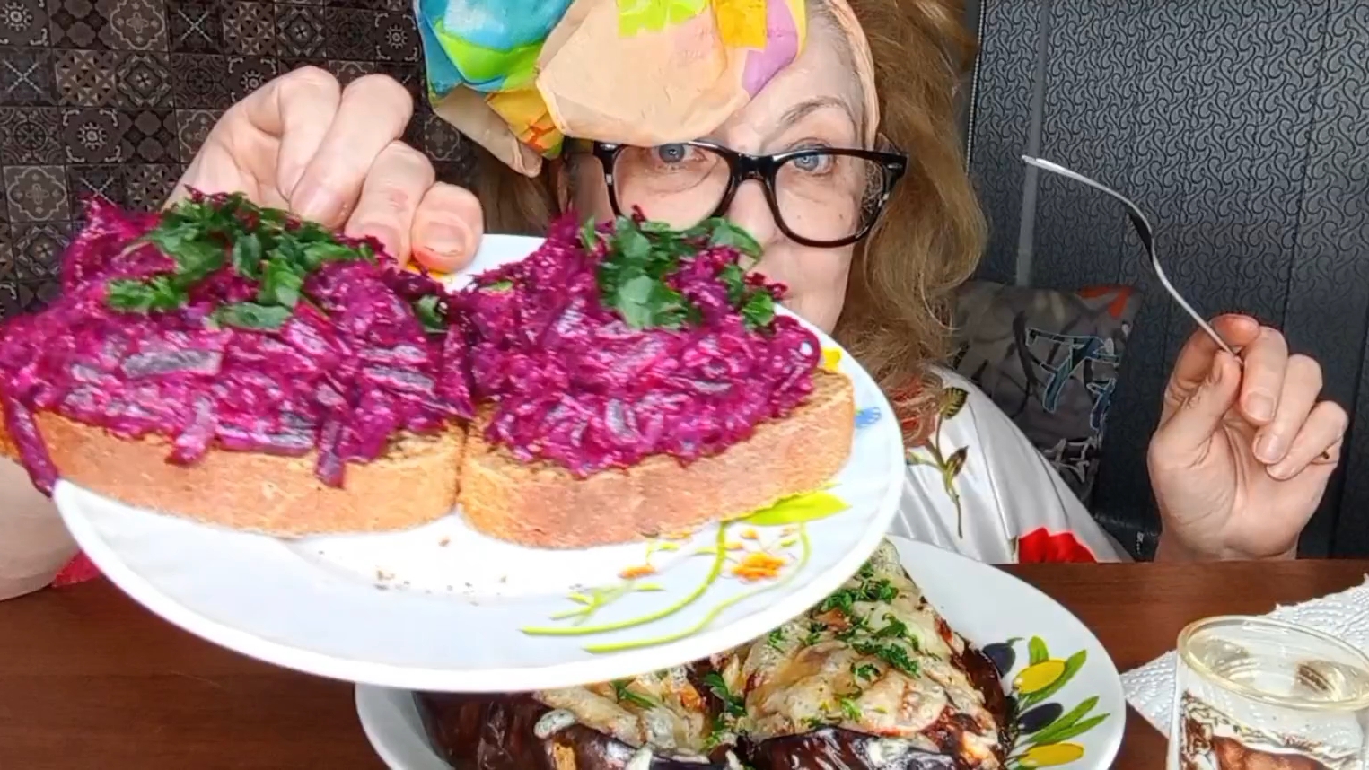 "МЯСО НА ПОДОШВЕ ПОД ДУШЕВНУЮ" МУКБАНГ/ЕДАНАКАМЕРУ/ смотреть онлайн