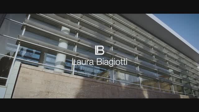 Показ женской коллекции Laura Biagiotti осень-зима 2021-22