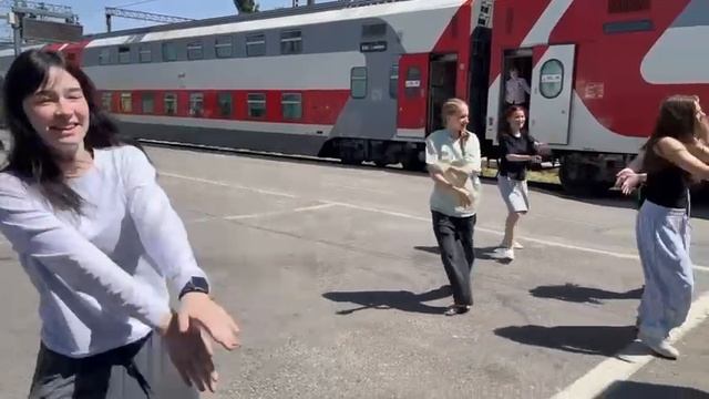 Коллектив девушек танцует на платформе смотреть онлайн