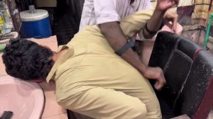 Пакистанский парикмахер Чача Мултани делает мощный массаж головы