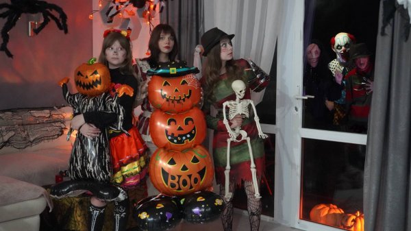 СЕРБСКАЯ ЛЕДИ, ФРЕДДИ КРЮГЕР И КЛОУН ЯВИЛИСЬ НА ХЭЛЛОУИН