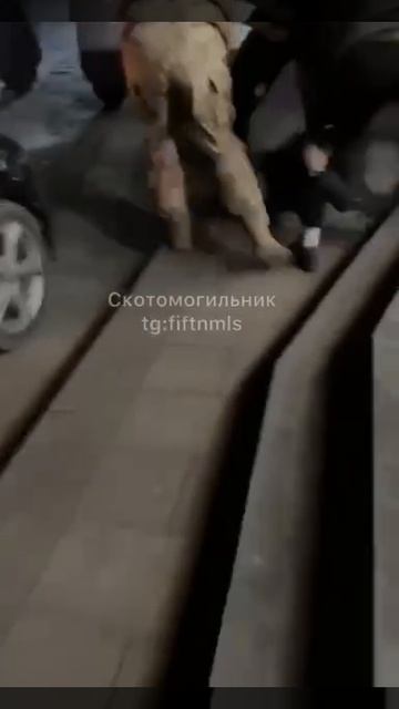 дойти до дома ночью на Украине не могут лишь все.Не каждый может это сделать (террор тцк) смотреть онлайн
