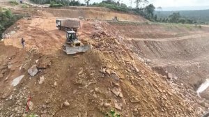 Опасные условия, бульдозер и самосвалы работают на высоте.