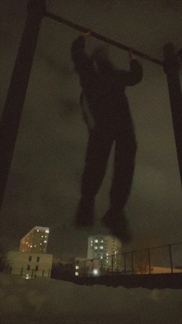 Побегала 10 км и смогла в конце впервые сделать выход на уличном турнике смотреть онлайн