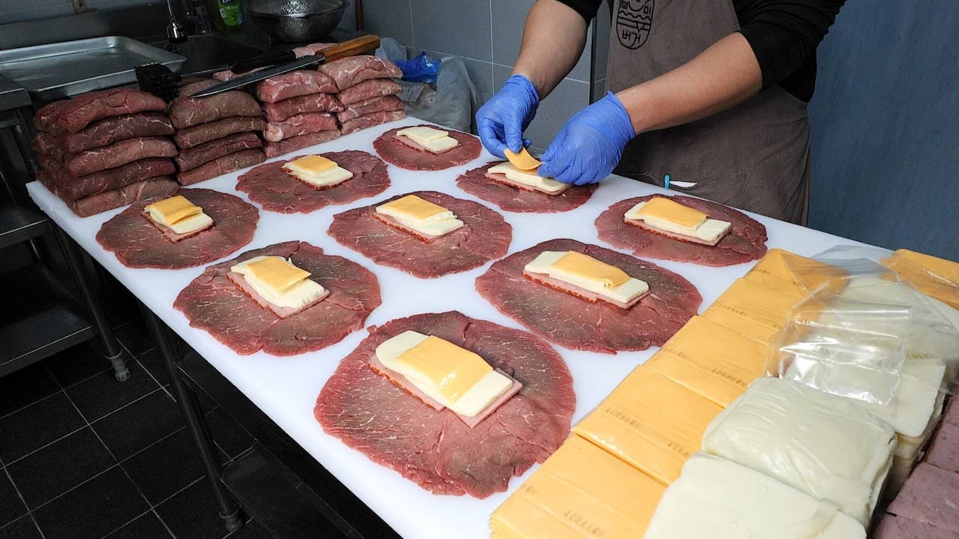 Свиная отбивная с ветчиной, двойным сыром и говяжья отбивная. Корейский ресторан западной кухни смотреть онлайн