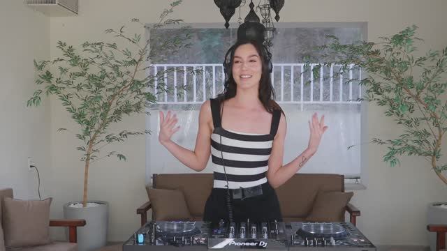 Mary Gripa - Afro House Live in a mystical place with good vibes in São Paulo, Brazil смотреть онлайн