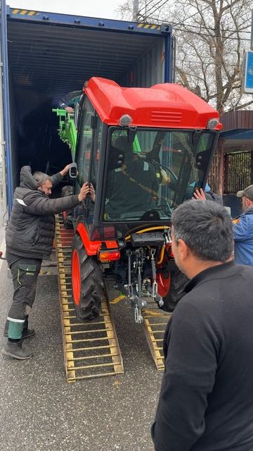 Очень тяжелая погрузка трактора Кубота, угол больше 50% #трактор #минитрактор #Кубота #kubota смотреть онлайн