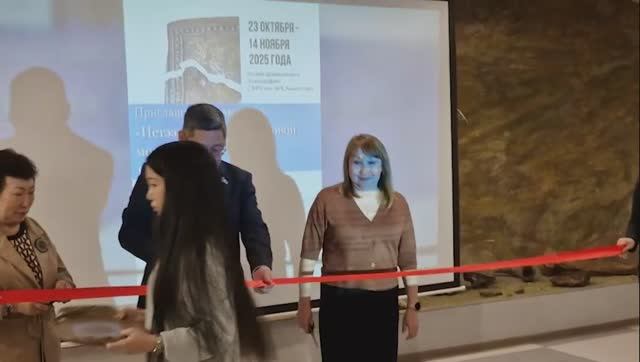 Перерезание красной ленточки выставки "Истээх Быраан - родовой могильник тыгынидов" смотреть онлайн