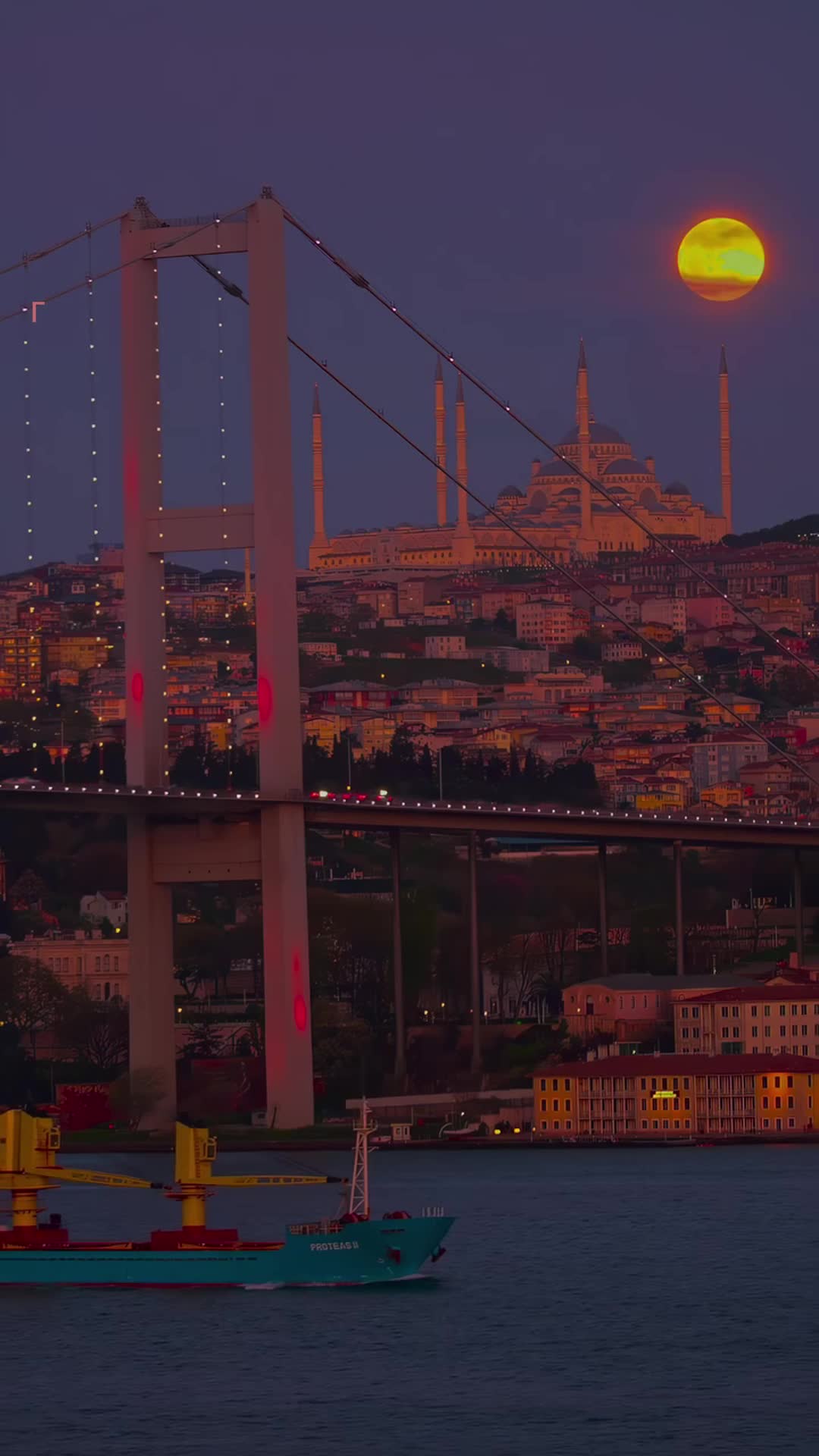 Этот мост — символ объединения Востока и Запада, соединяя два континента над проливом. Открыт в 1... смотреть онлайн