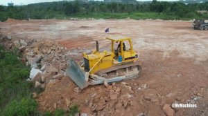 Проект 1: Часть 1— отсыпка территории горной породой, бульдозер толкает камни, самосвал выгружает.