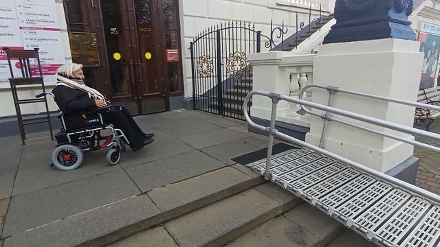 Чернобаева Людмила Павловна с сыном 25.10.2025г. гуляет по центру Севастополя. смотреть онлайн