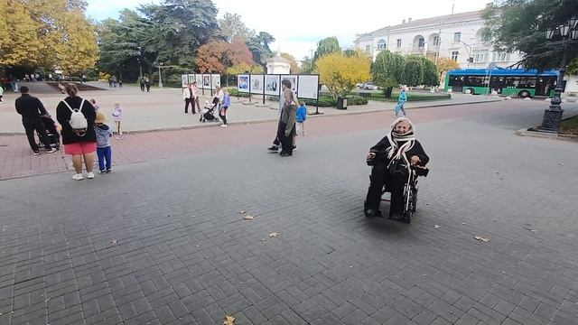 Чернобаева Людмила Павловна с сыном Данилом, гуляет по центру Севастополя 25.10.2025г. смотреть онлайн