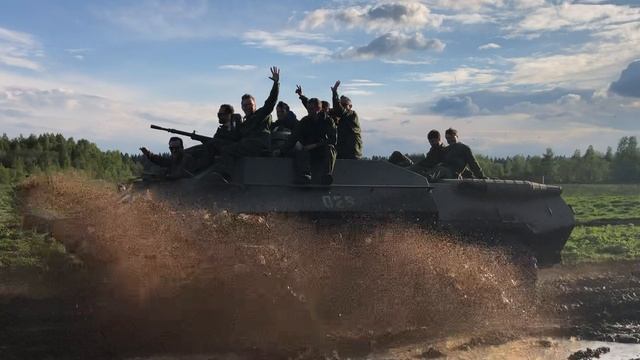 БТР-80 мчит по бездорожью. Приезжайте прокатиться на БТР в Санкт-Петербурге.