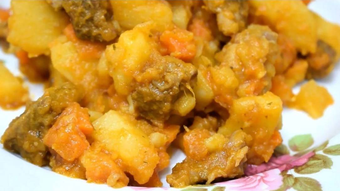 Простой ужин. Большое блюдо для всей семьи. Жаркое с мясом и картошкой просто и очень вкусно. смотреть онлайн