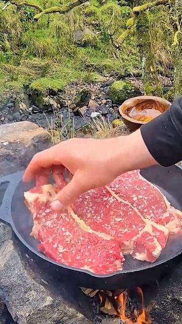 Стейк, приготовленный на костре, такой сочный, что тает во рту! 🔥 + Картофель с чесноком ｜ ASMR смотреть онлайн