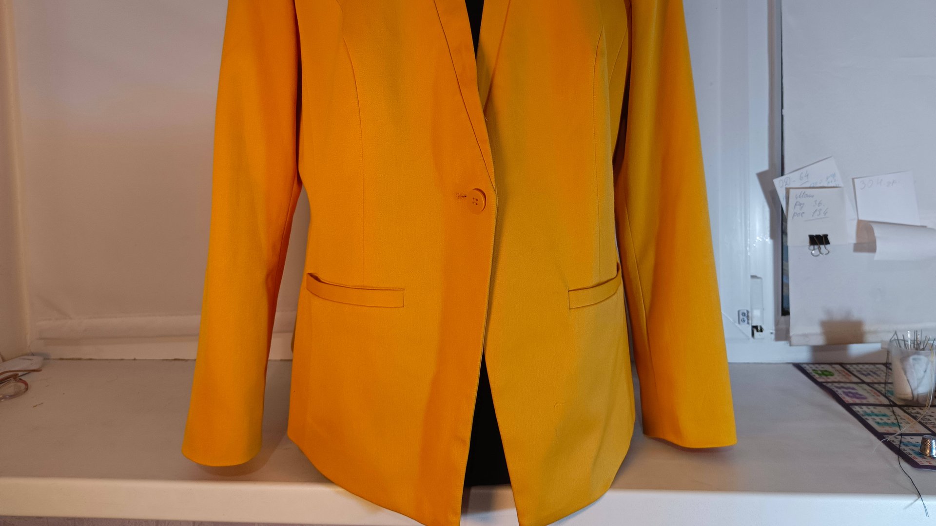 Укорачиваю рукава в пиджаке