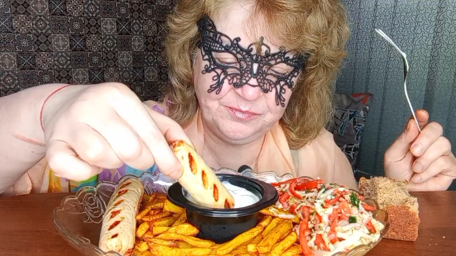 "СОСИСКИ САМОПАЛЬНЫЕ" МУКБАНГ/ЕДАНАКАМЕРУ/ смотреть онлайн