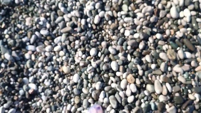 Прогулка по камешкам. По берегу моря. Классная музыка🎵🎶.Шикарный отдых. смотреть онлайн