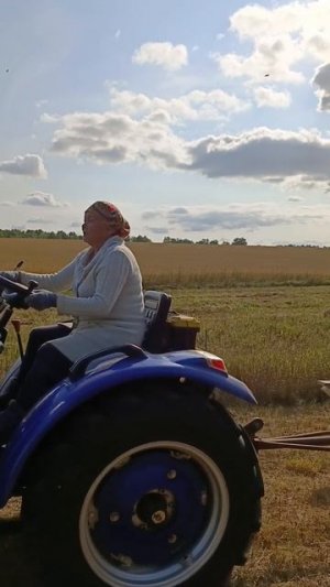 По полям, по полям синий трактор едет к нам.