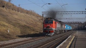 Тепловоз 2ТЭ25КМ-0003 с контейнерным поездом на подъёме.