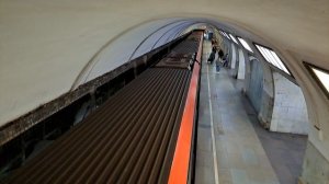 Отправление поезда метро от станции «Третьяковская» Москва. Октябрь