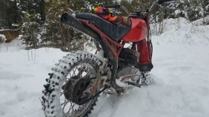 Самодельный кросс по первому снегу по карьером.