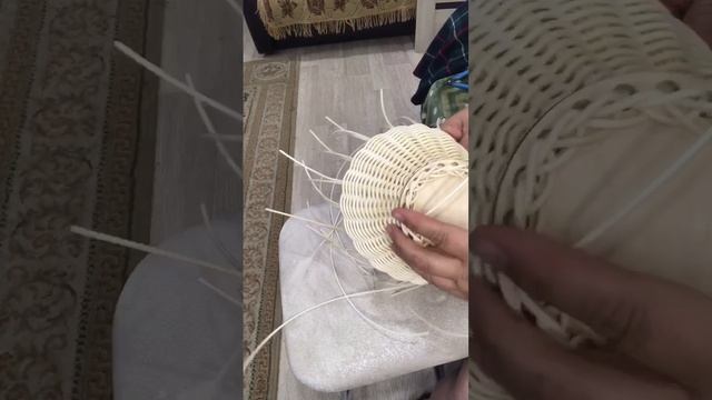 Плетение корзиночки из ротанга на деревянном донышке смотреть онлайн