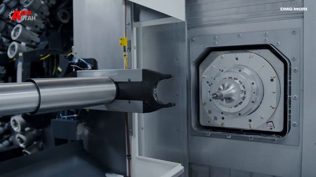 DMC 85 monoBLOCK сверлит и фрезерует заготовку смотреть онлайн