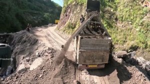 Строительство, экскаватор копает песок