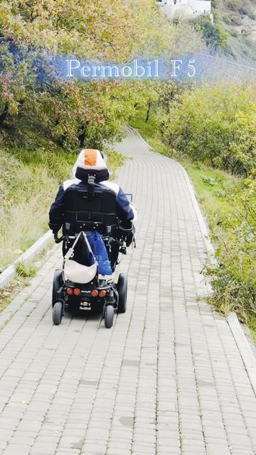 Permobil F5 в действии: впечатляющий спуск по сложной траектории смотреть онлайн